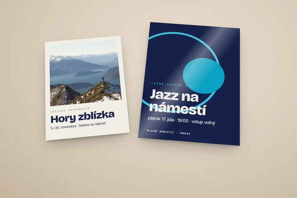 Dva plagáty položené na stole